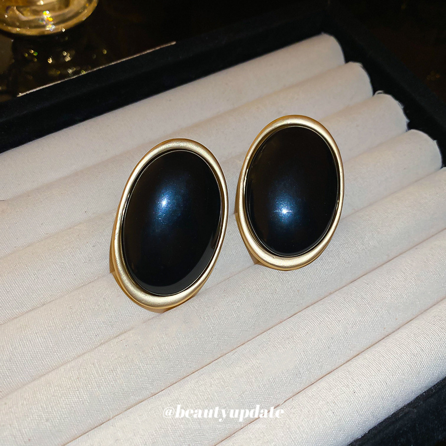 Pendientes de resina ovalada de aguja de plata Pendientes de temperamento exagerado europeo y americano femenino Pendientes de lujo ligero de alta calidad sentido del diseño nicho