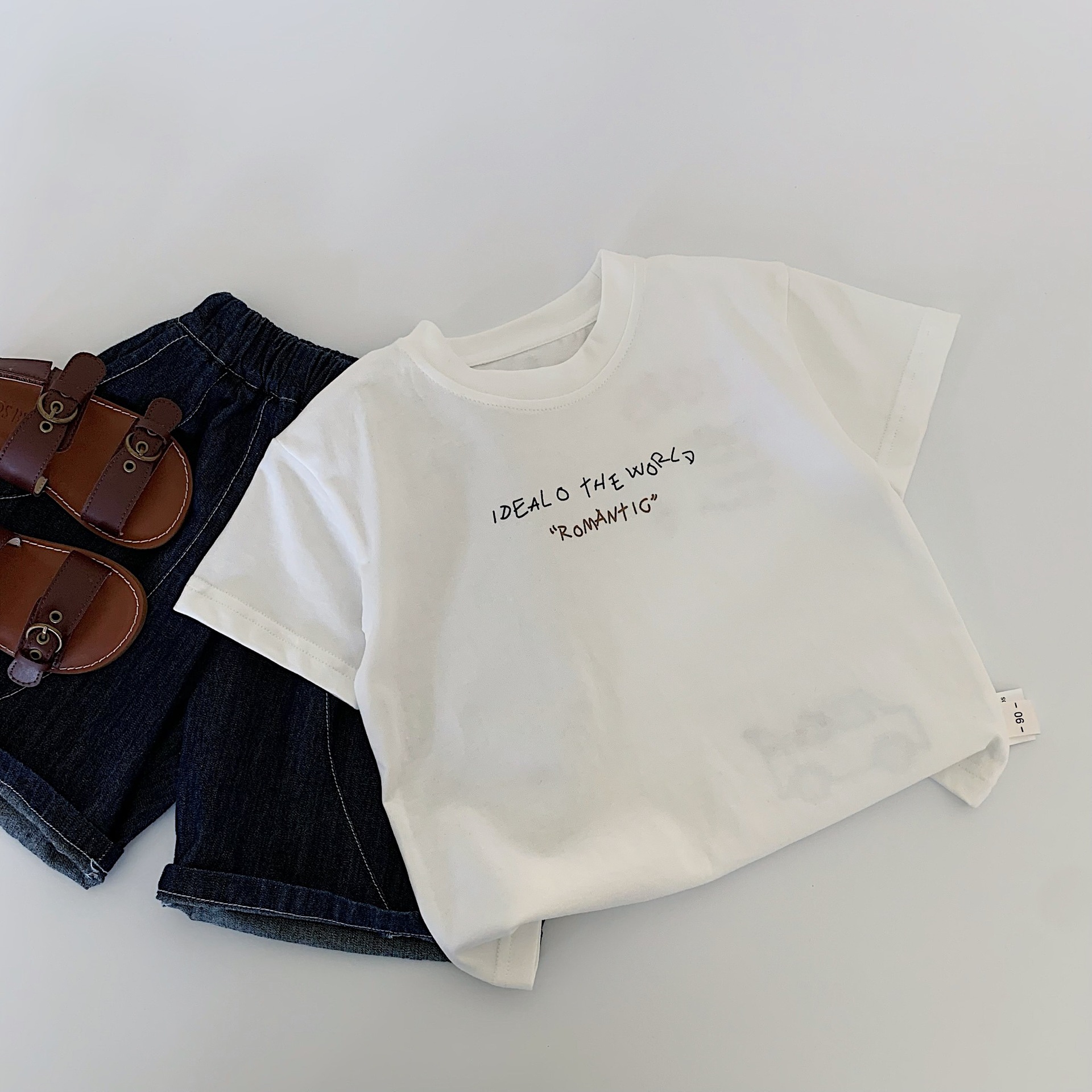 Camiseta de manga corta de verano para niños Maibao 2025 nueva versión coreana de las letras de los niños de algodón puro a verano Huzhou Zhili marea