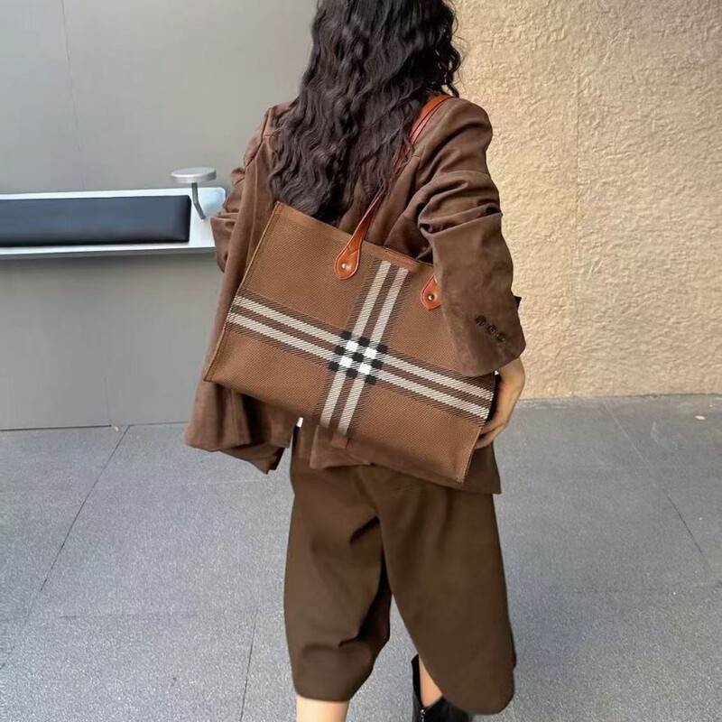 Retro Plaid Tote Bag 2026 New Casual Versatile Fashionable Shoulder Bag Elegant Large Capacity Commuting Handbag