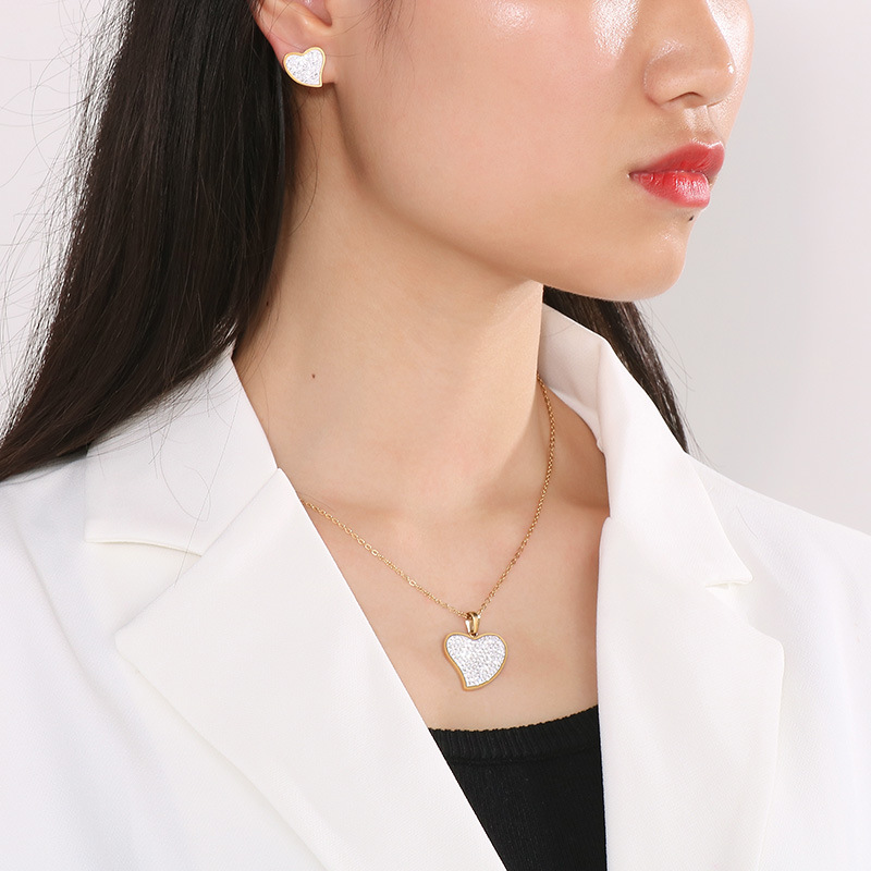 Juego de joyería de acero de titanio con collar y pendientes de corazón con circonitas estilo europeo americano