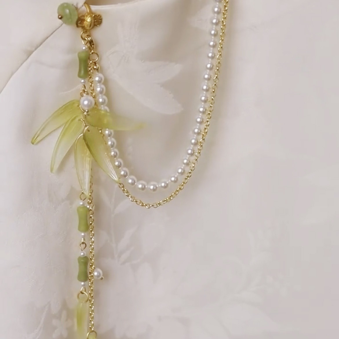 Chinese-Style Cheongsam with Bamboo Knot, New Chinese-Style Cheongsam with Ancient Style Pendant, Faux Pearl Brooch, Tassel Pendant Accessory