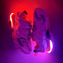 ���﴿ԭVG����Track3���ϵ�ЬLED�ƺ�װٴ������˶�������ŮЬ