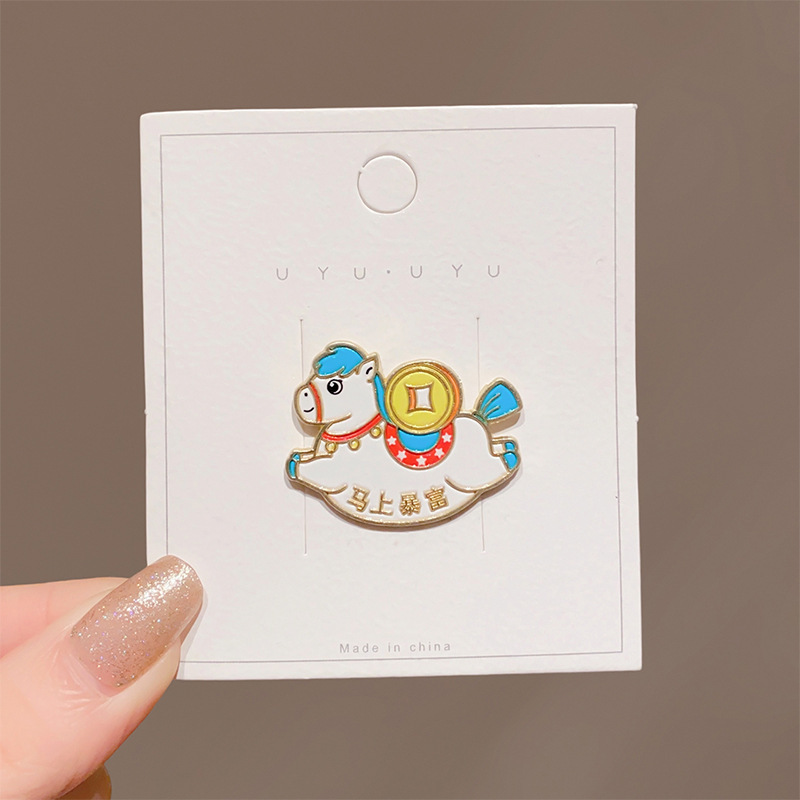 Broche de dibujos animados de Año Nuevo adorable año del caballo pequeño regalo pin accesorios insignia de Año Nuevo ropa decoración al por mayor