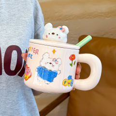 漫画の花柄マグカップ セラミックカップ 女性用 家庭用 保温水筒 蓋付き 小熊コーヒーカップ ガーリースタイル