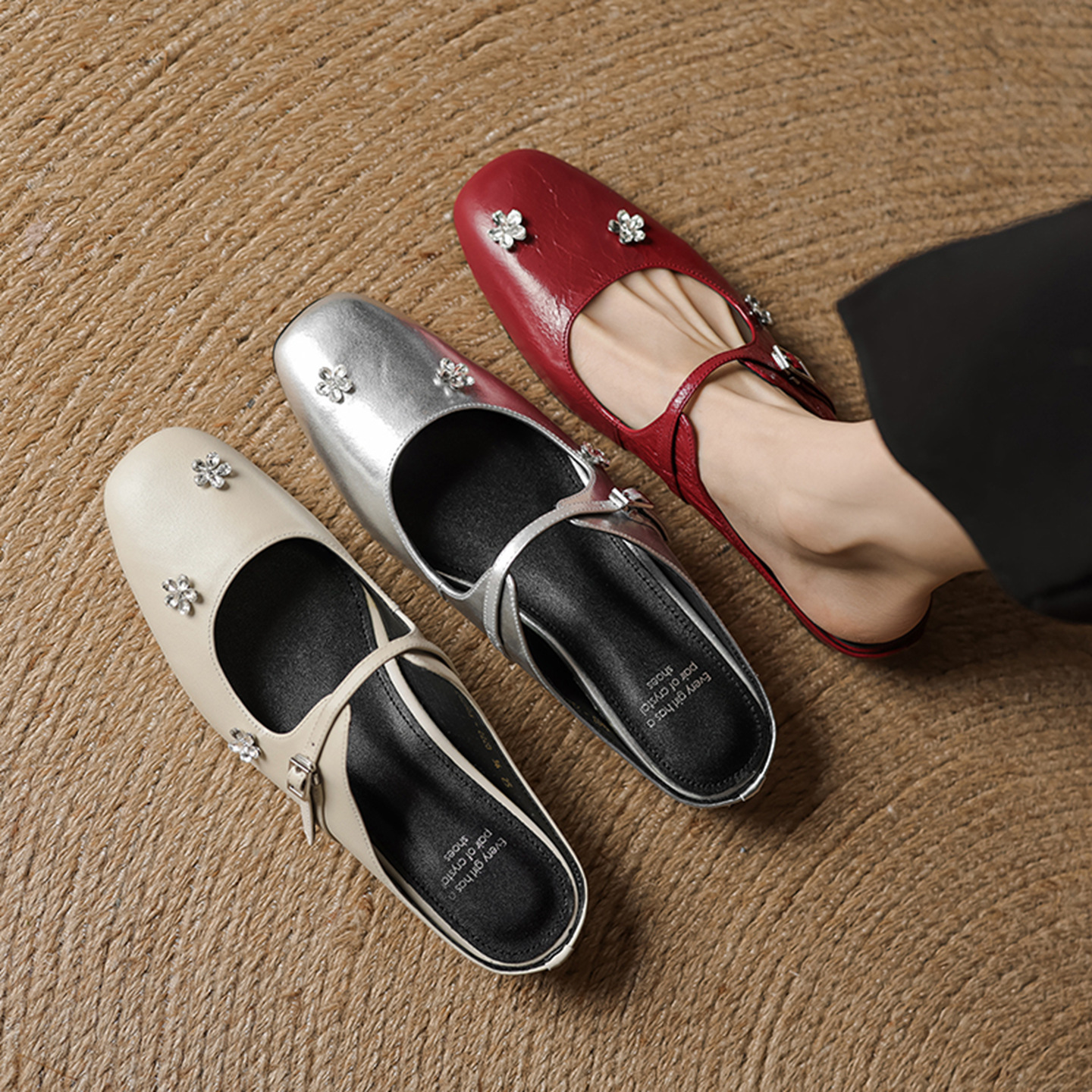 Sandal mule nữ gót thấp mũi kín đính đá pha lê màu rượu vang đỏ — Rượu vang đỏ