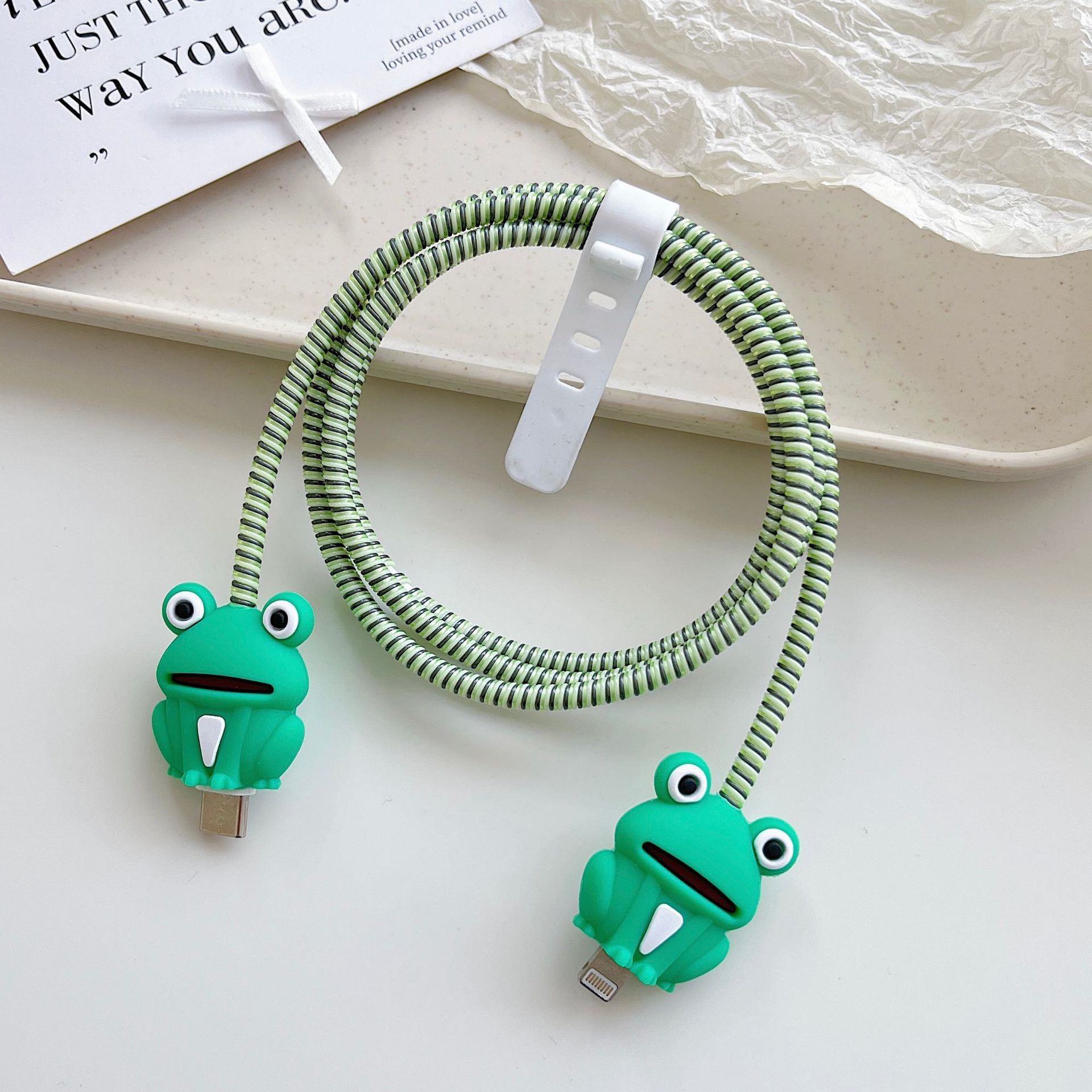 Amazon cartoon cable de datos cubierta adecuada para Apple Android cable de datos de carga rápida cuatro piezas en stock al por mayor