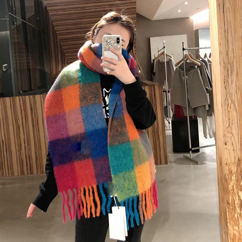 虹のマフラーの女性の冬のショールのカップルのカラーの格子の保温は厚いです。