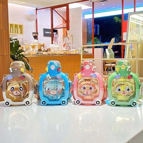Children's Summer Anti-Fall Portable Straw Cup for Girls, High-Endurance Crossbody Water Cup, Magic Bear Square Water Cup