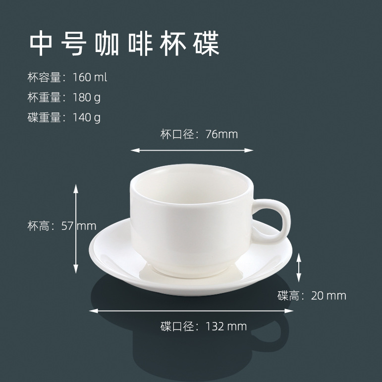 Mediano taza de café y platillo