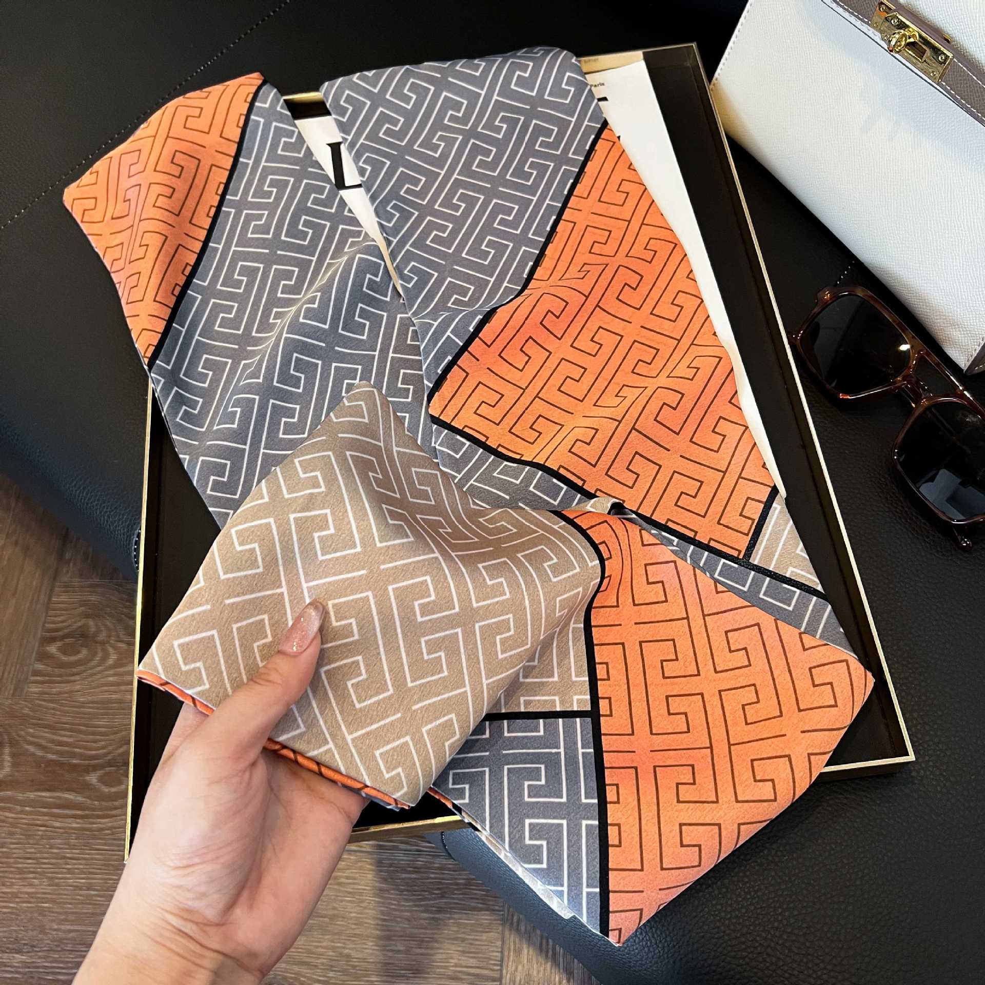 Nueva bufanda de seda pequeña banda larga estrecha para el cabello mujer estilo primavera y otoño moda madre bufanda estilo verano estilo fino serpentina bufanda al por mayor