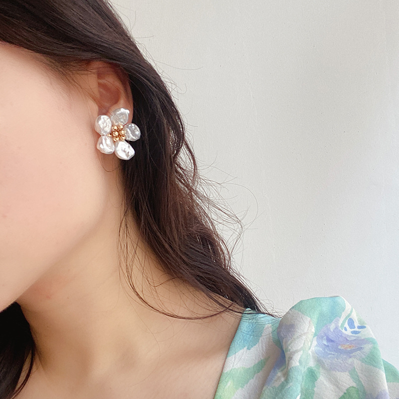 1 Pair Retro Lady Flower Imitation Pearl Alloy Ear Studs display picture 2