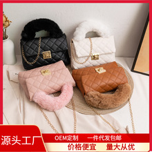 新款女神毛绒手柄单肩斜跨包绣花锁口链条小方包休闲small bags