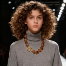 跨境外贸时尚设计师新款夸张不锈钢花树脂亚克力串珠首饰项链网红