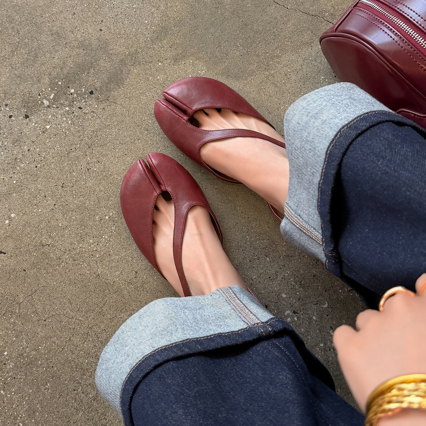 Sandal nữ da trâu chia ngón chân mũi trùm đế bệt — Đỏ (cao 1cm)