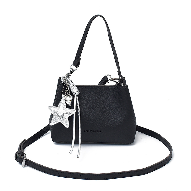 Bolsos populares de este año 2025 verano nuevo bolso femenino simple patrón de lichi bolso de hombro con letras de moda bolso de mensajero