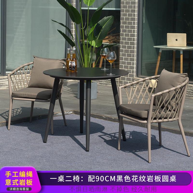 Conjunto de mesa y sillas para exteriores, mesa y sillas de comedor de ratán para patio de villa, conjunto de tres piezas de silla de ratán para balcón nórdico, muebles sencillos, material de ratán.