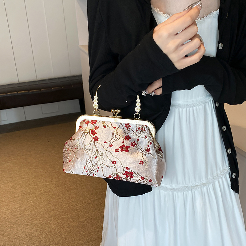 新しい中国風の刺繍ハンドバッグ、ハイエンドの西洋スタイルのチェーンクリップバッグ、エレガントな女性のクロスボディバッグ、クロスボーダー|undefined