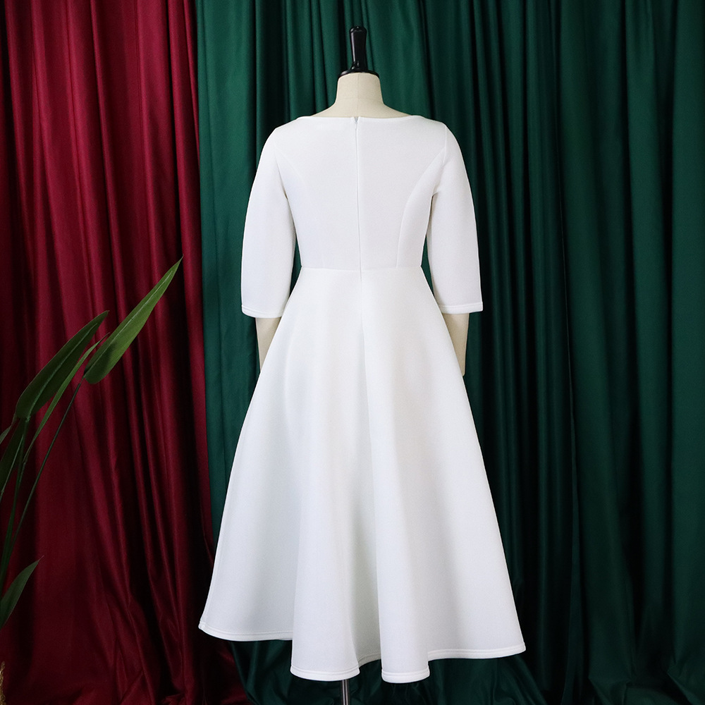 Vestido branco plissado com decote em O