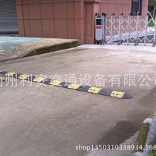 优质小区橡胶减速带320*1000*50mm rubber speed bump