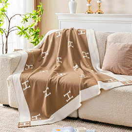 跨境亚马逊梭织毯单人毯空调毯沙发盖毯午睡毯H字母毯 航空飞行毯