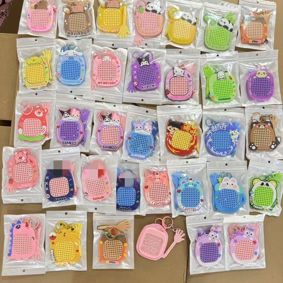 Llavero de dibujos animados creativo Tablero de dibujo magnético, laberinto de cuentas para caminar, descompresión, mochila escolar de juguete, puesto colgante, pequeño regalo al por mayor