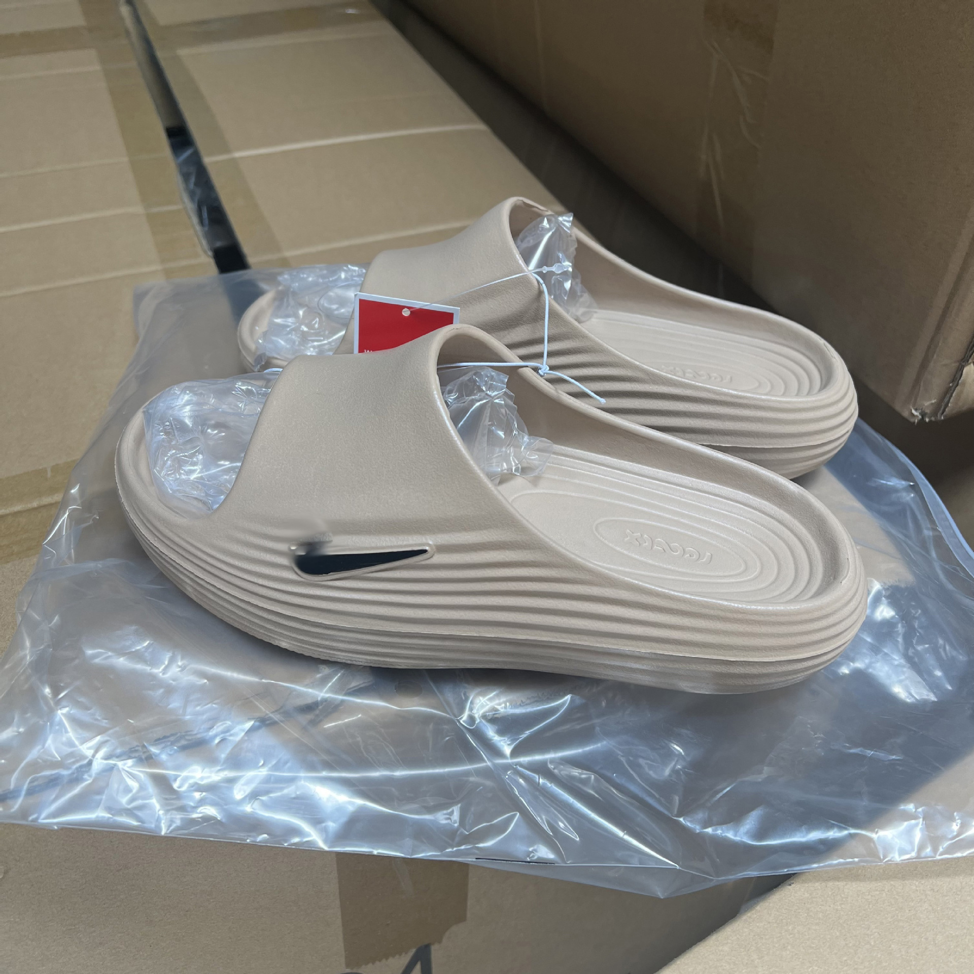 ReactXRejuven8 cómodas zapatillas de goma antideslizante anti-desgaste para parejas en stock