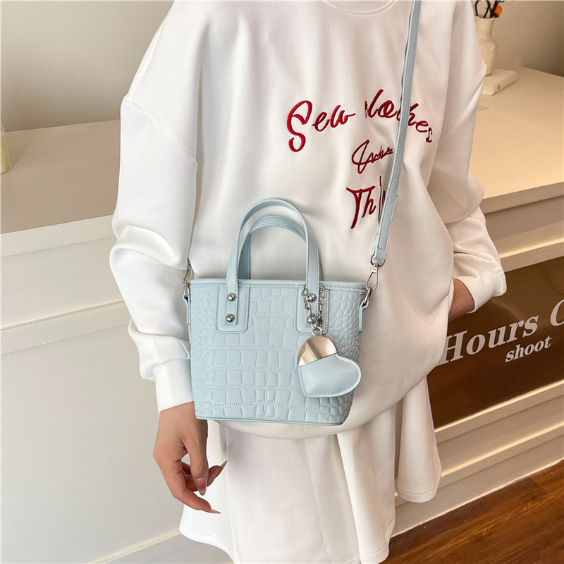 Bolso de alta calidad con textura 2025 verano nuevo estilo bolso de hombro con patrón de cocodrilo moda amor bolso de mensajero mujer