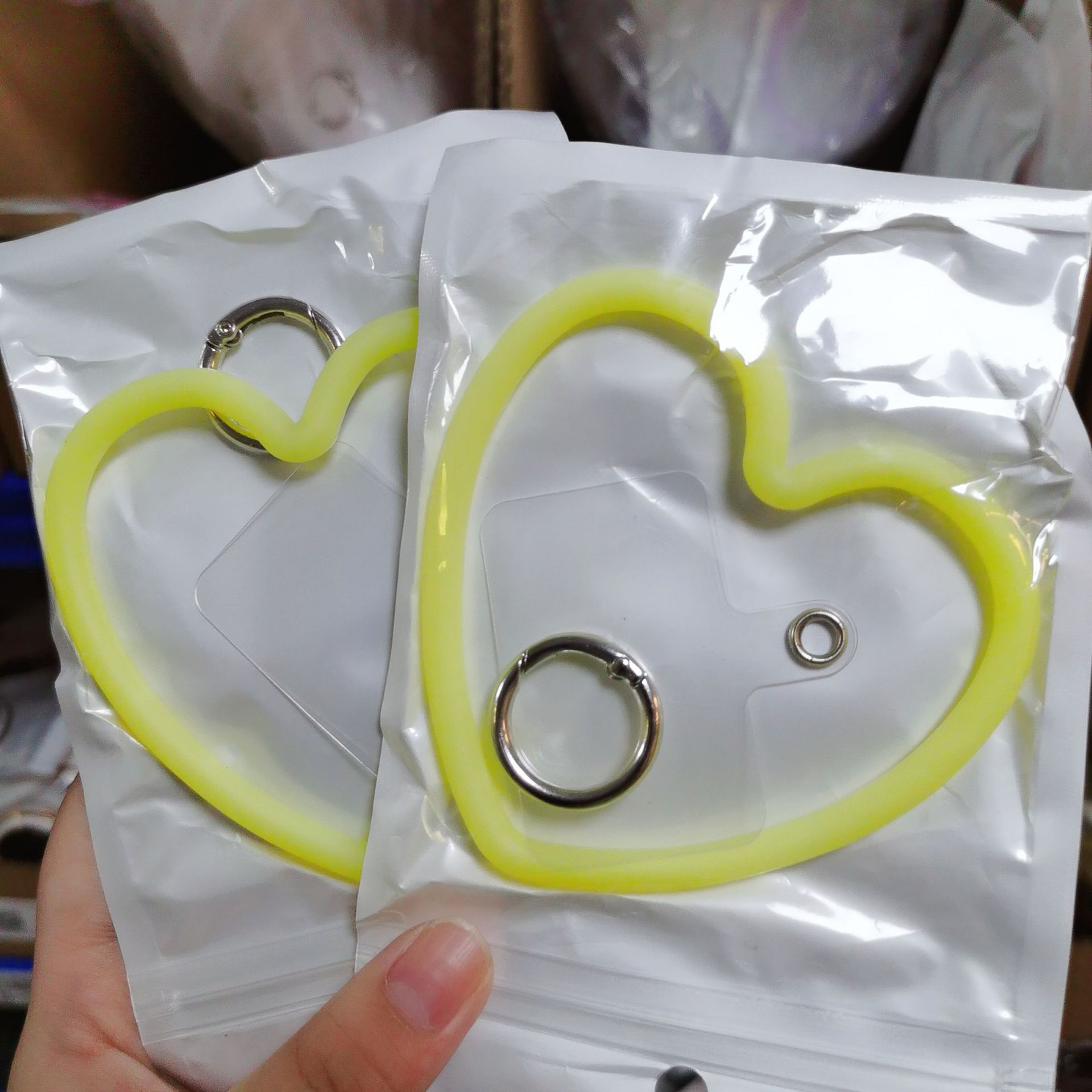 Nuevos productos personales de amor pulsera pulsera pulsera de silicona líquida para todos los accesorios de caso de teléfono móvil colgante cuerda de pérdida