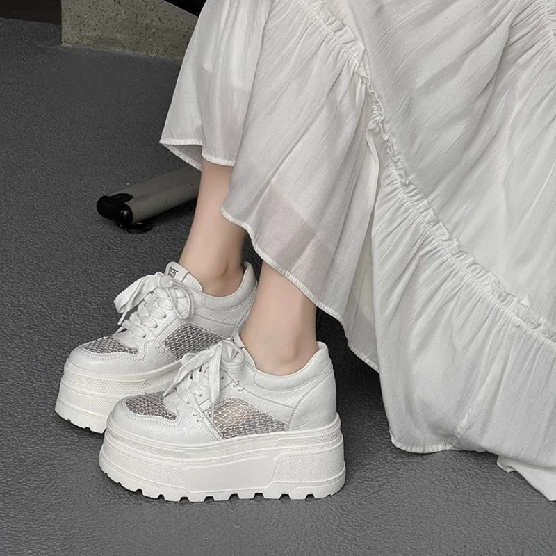 Европейские белые туфли на платформе из натуральной кожи на толстой подошве, увеличивающие рост, для женщин, весна-лето 2025, новые повседневные туфли с дышащей сеткой для женщин
