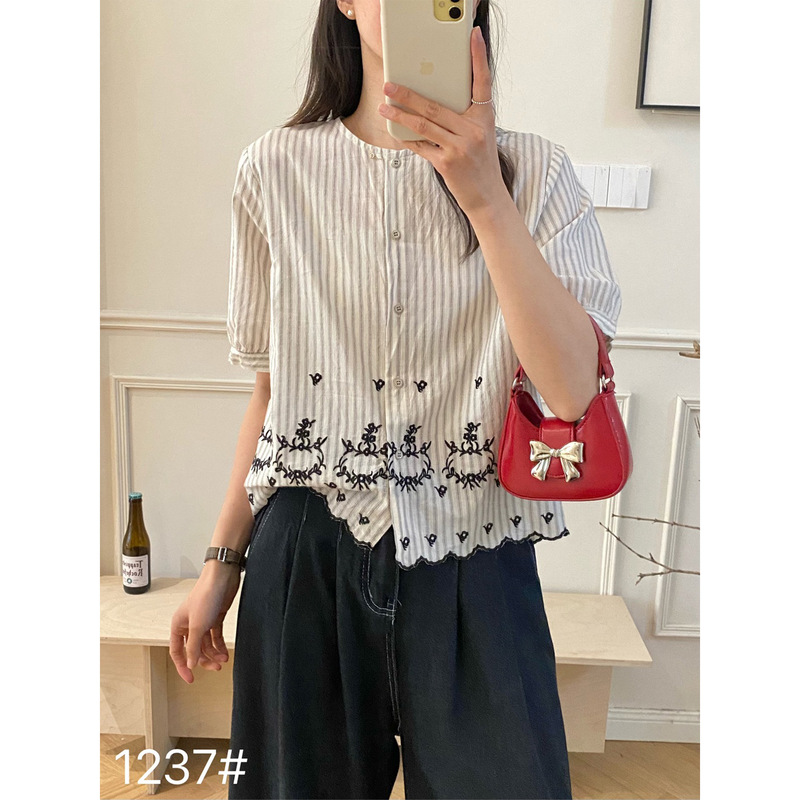 Korean-Style Stylish Striped Round-Neck Embroidered Lace Hem Shirt, Gentle and Elegant, Slimming, Suitable for Commuting, Short-Sleeve Top Zl