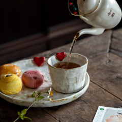 日本式の手は粗い陶器の杯の粉を作って工夫の茶器のセットを引いてお茶の碗の陶磁器のアイデアの杯の杯のコップを入れます。