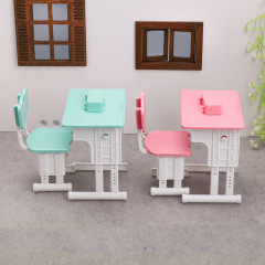 子供のミニの机のデスクのミニチュアは食べ物を縮めてシミュレーションします。