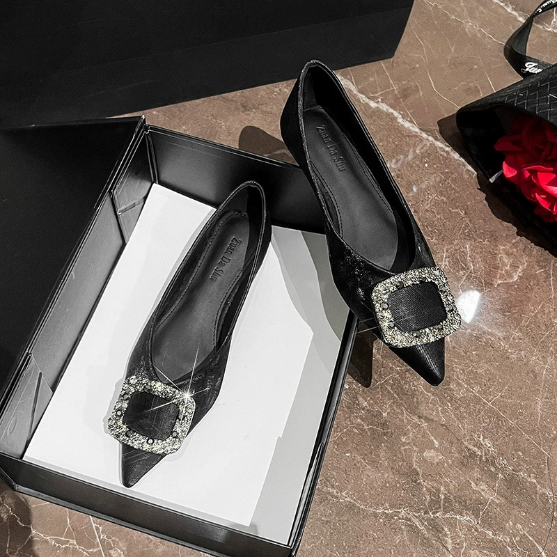 Новые женские туфли-балетки 2025 года с острым носком, квадратной пряжкой и стразами, универсальные туфли с неглубоким вырезом и мягкой подошвой, большие размеры 41–43