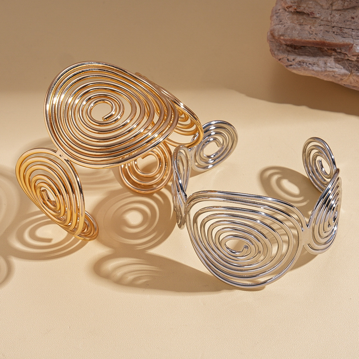 Europa y América exagerada sensación de metal geométrica circular espiral abertura pulsera industria pesada personalidad nicho transfronterizo alta sensación de brazalete