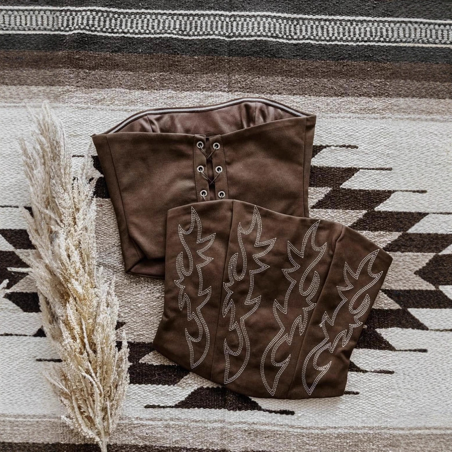 Top tipo bandeau marrón para mujer con estampado digital y corbata._voghion.com