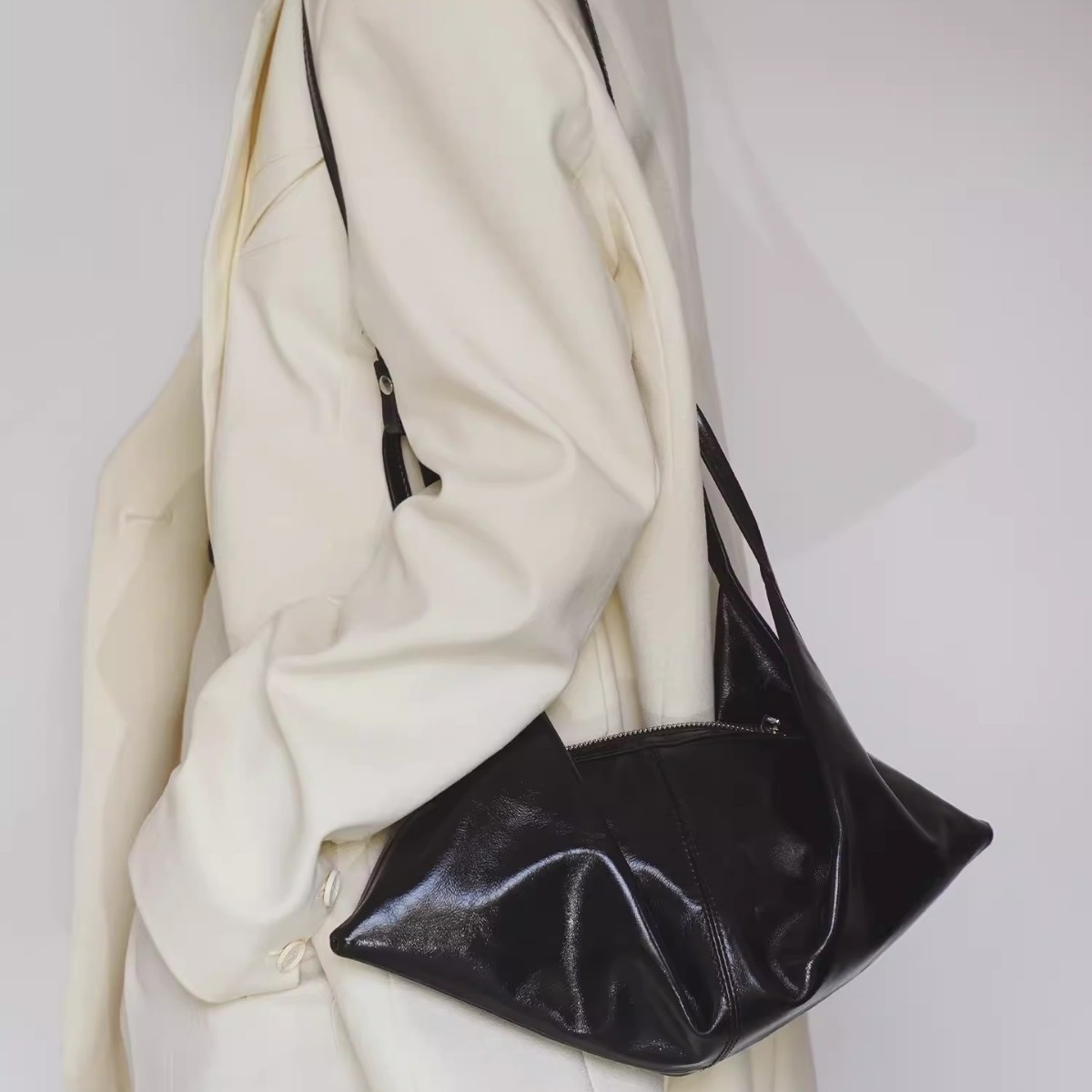 Design di nicchia in stile coreano Ins, strato superiore in morbida pelle cerata e oliata, stile pigro, tracolla monospalla, corno portatile_voghion.com