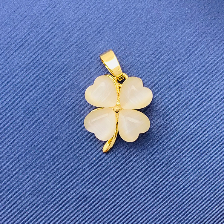 百種類のペンダントは心のままにファッションの経典を配合します。カップルの美しいペンダントは親友のアクセサリーを送ります。