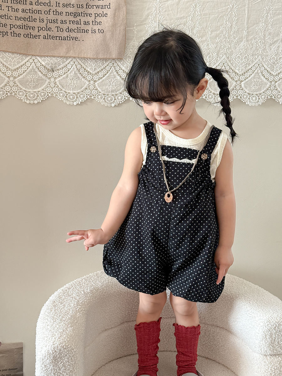 サトウキビの子供服の女の子のスーツの夏の2025新型の子供の韓国版のベストの背もたれのズボンの2つのセットの赤ちゃんの服