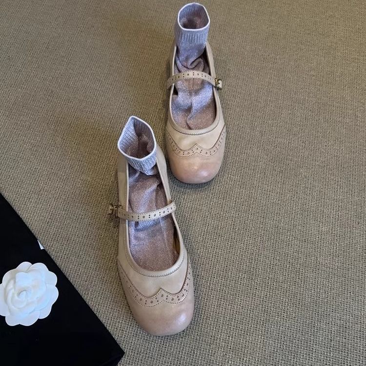 2025 nuevo otoño de cuero de suela gruesa casual aumentando la altura de los zapatos de papá de mujer coreana variedad de zapatos deportivos blancos zapatos individuales