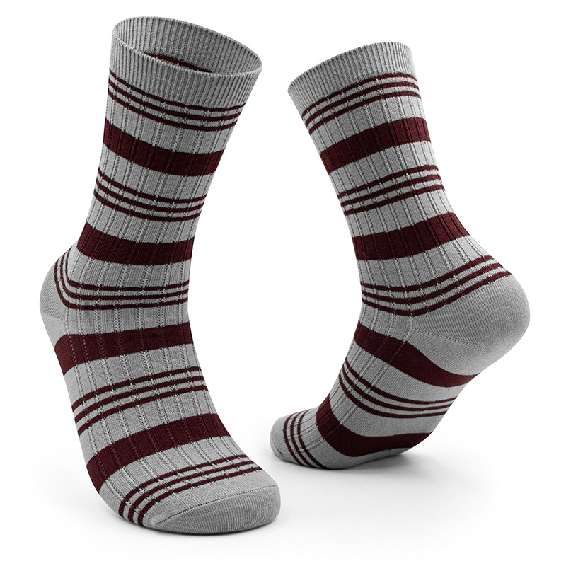 Nuevos calcetines de algodón en blanco y negro calcetines de algodón para mujer otoño e invierno nuevos calcetines a media pierna calcetines a rayas calcetines de algodón del todo fósforo estilo universitario