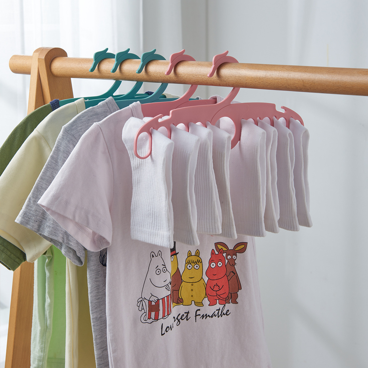 Percha de ropa multifuncional percha de ropa antideslizante sin costuras percha de ropa porosa de dibujos animados dormitorio guardarropa percha de ropa ahorro de espacio