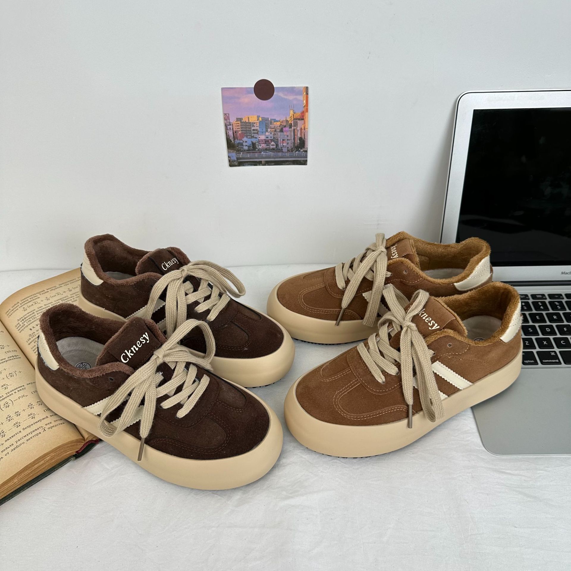 Color café americano más dos zapatos de entrenamiento alemán de algodón invierno para mujer más terciopelo cálido 2024 nuevos zapatos de algodón zapatillas 6598 generación