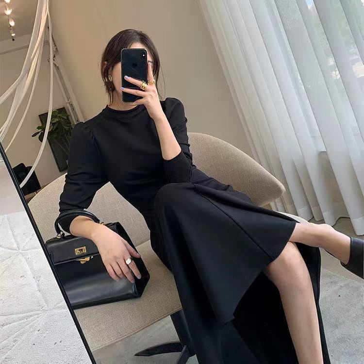 Dress with a round collar