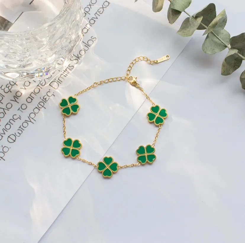 Qibi Amazon Venta caliente titanio acero epoxi suerte trébol de cuatro hojas pulsera amor colgante collar al por mayor