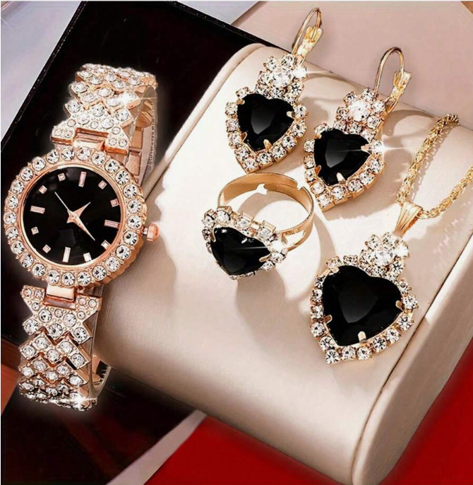 New Explosions Fashion Roman Pattern Diamond Women's Watch Women's Watch Quartz Watch Bracelet Women's Watch_voghion.com