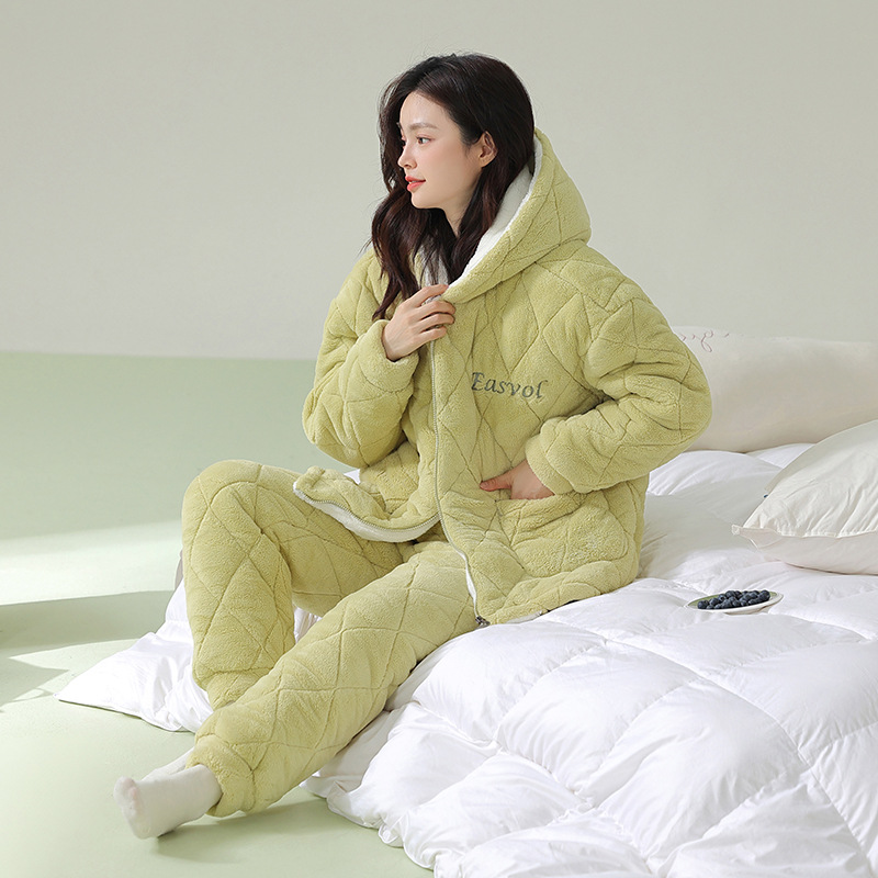 【綿を挟んで暖かい服】冬に綿を挟んでカップルのパジャマを厚くしてサンゴの毛を温めます。