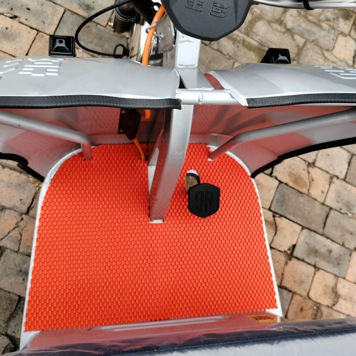 Car and truck floor mats for driver and passenger, can be cut to fit, universal for electric three-wheel and four-wheel vehicles, waterproof, wear-resistant, and non-slip