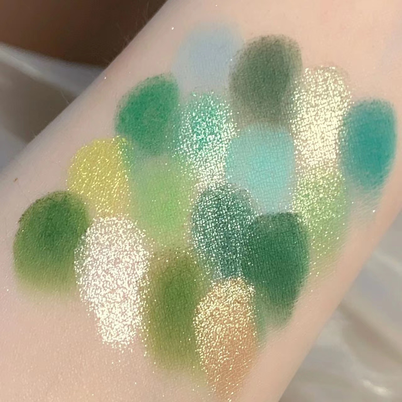 Misslara's 16-color, matte and pearlescent eyeshadow palette, candy-colored Tiktok cross-border makeup undefined