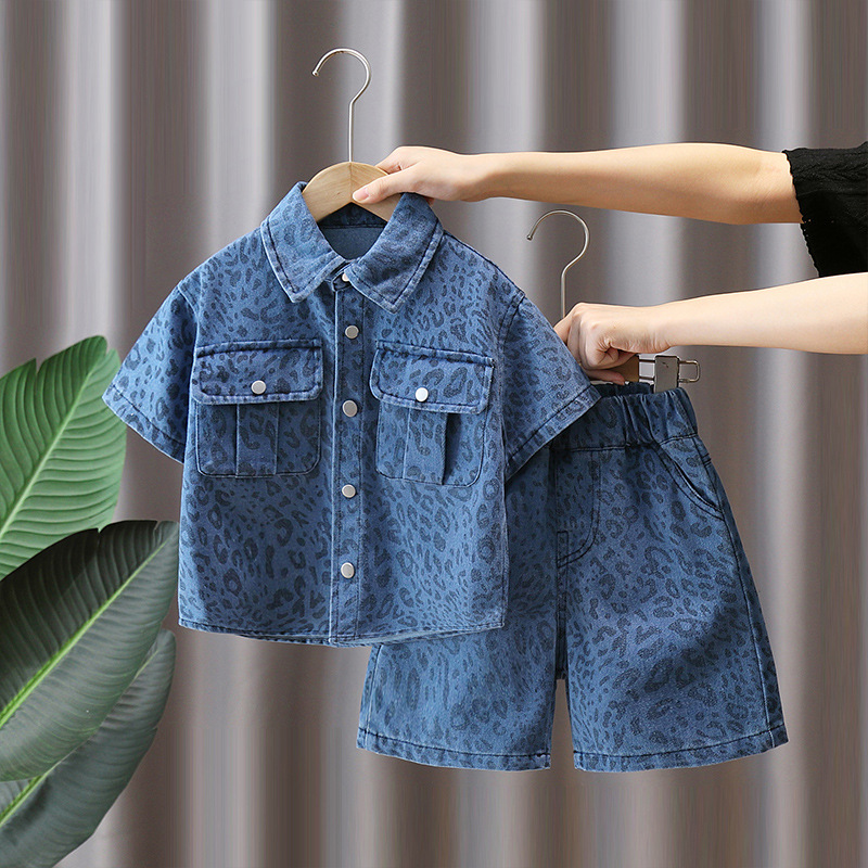 7425 ropa para niños traje de mezclilla de manga corta para niños verano 2025 nuevo traje de dos piezas de camisa con estampado de leopardo de celebridades de Internet de verano