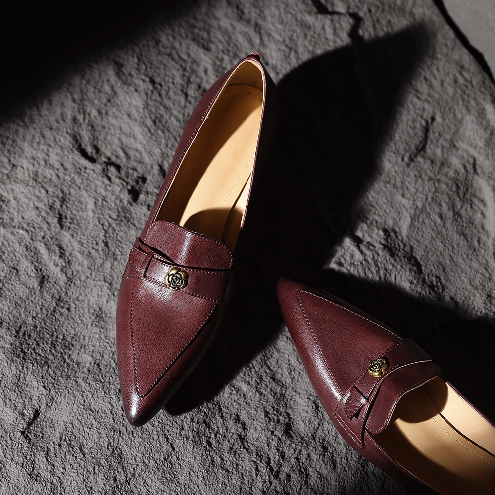 프랑스 뾰족한 동백 두꺼운 힐 양가죽 로퍼 2025 봄 새 스타일 슬립 온 편안한 미드 힐 싱글 레이어 신발